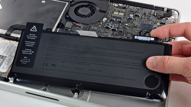 Hình ảnh lắp đặt pin trên Macbook 2015